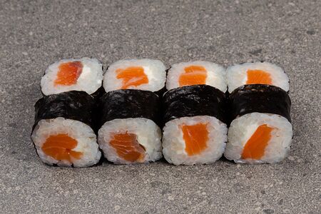 Ролл с лососем и сыром