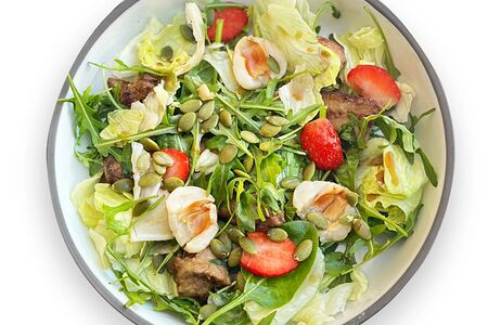 Теплый салат с печенью и личи