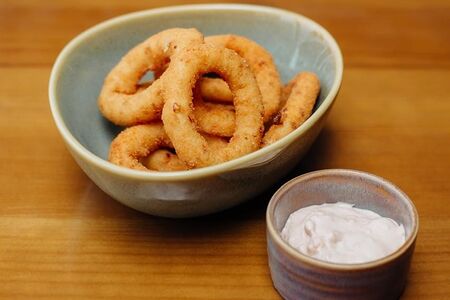 Луковые кольца в панировке с острым соусом Мексика