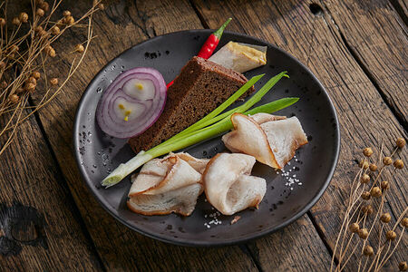 Томлёное сало в меду с травами