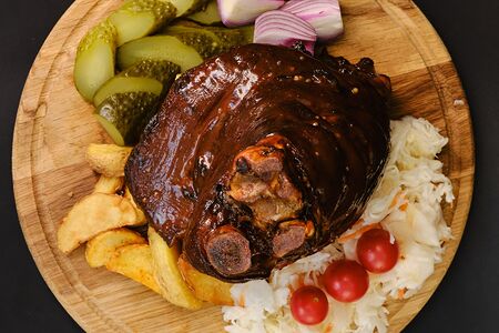 Рулька Баварская с квашеной капустой и картофелем