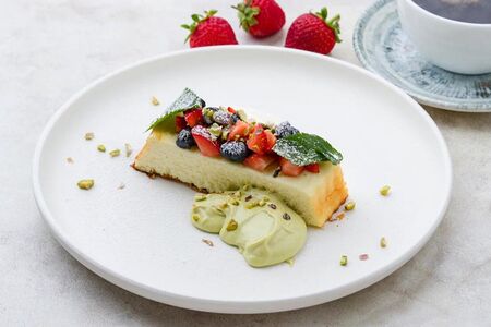 Запеканка творожная с фисташковым муссом и ягодами