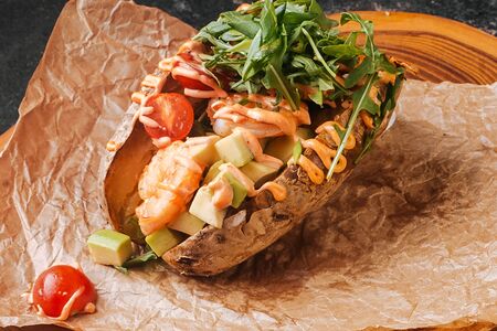 Запечённый картофель с креветками и авокадо