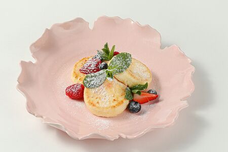 Нежные сырники с клубникой и черникой