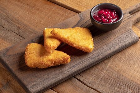 Жареный сулугуни с брусничным соусом