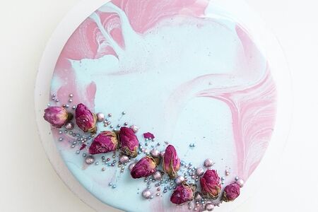 Муссовый торт с розой Малина-шампанское