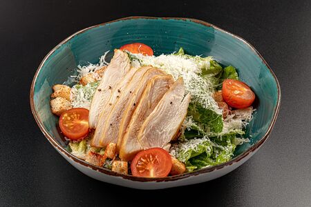 Салат Цезарь с курицей