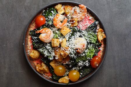 Салат Цезарь с креветками