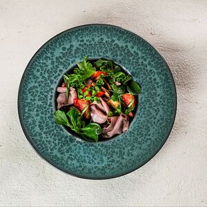 Салат из баклажанов с нежной говядиной су-вид с томатами