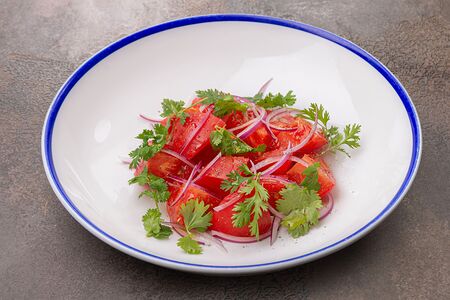 Салат с томатами и красным луком