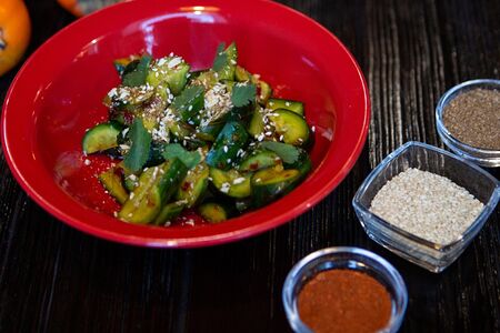 Битые огурцы с кунжутом