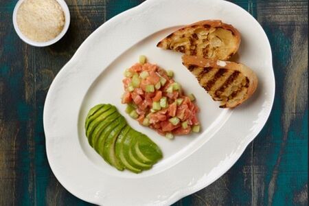 Тартар из лосося с авокадо