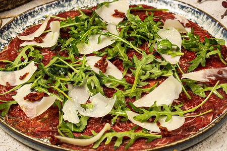 Карпаччо из говядины с руколой и пармезаном