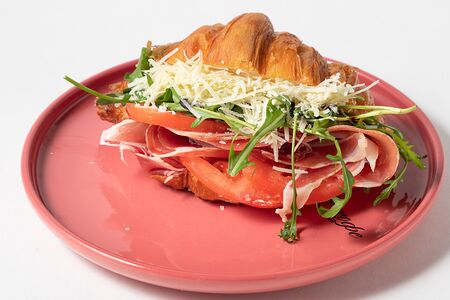 Круассан с пармой