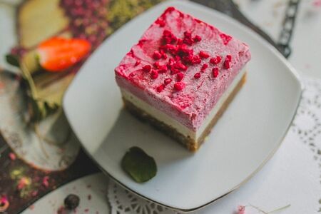 Пирожное Клубничный йогурт