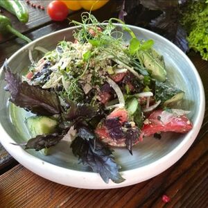 Салат овощной по-грузински с орехом