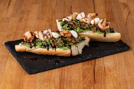 Брускетта с гуакамоле и креветкой