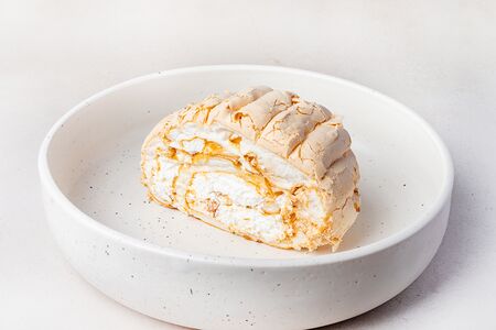 Меренговый рулет с нектарином