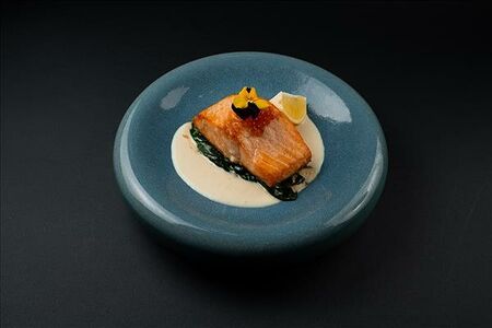 Стейк из лосося со шпинатом в икорно-сливочном соусе