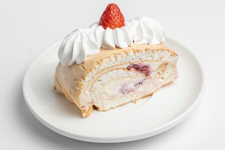 Меренговый рулет с клубникой