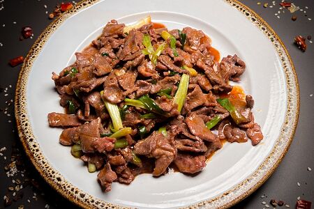 Баранина с зеленым луком