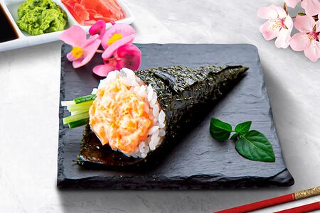 Ручной ролл с лососем