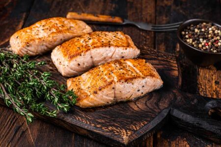 Филе лосося с овощами и соусом из мидий