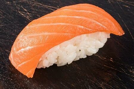 Суши с лососем