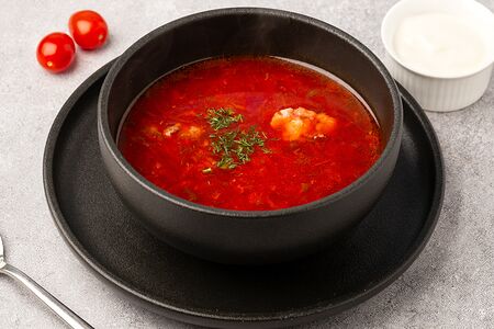 Борщ с говядиной со сметаной и хлебом