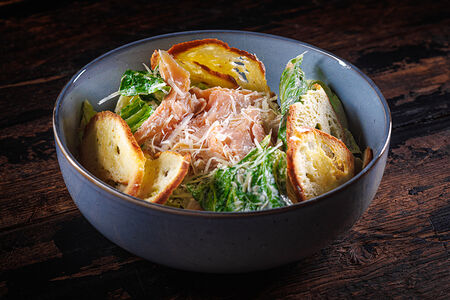 Хрустящие листья салата с копченой форелью