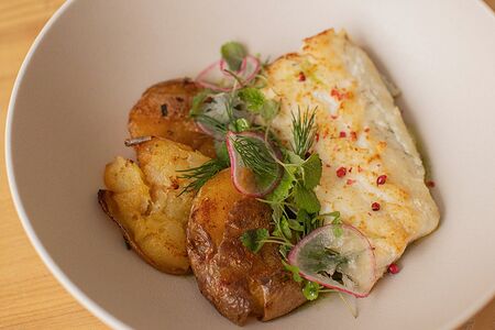 Судак с запеченным картофелем и соусом чимичурри