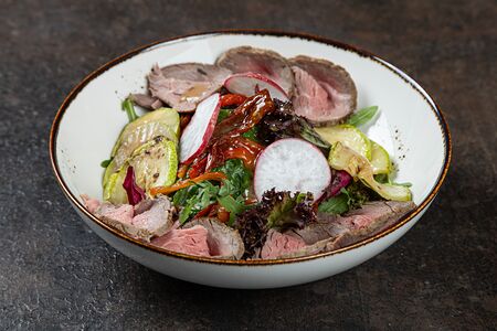 Микс-салат с ростбифом и печеными овощами