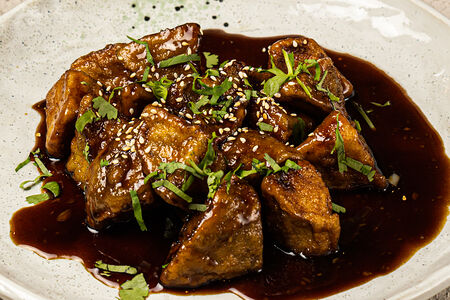 Дольки белого баклажана в перечном соусе