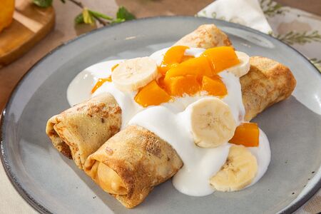 Блины с творогом, бананом и манго