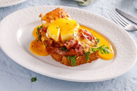 Яйцо Бенедикт с беконом