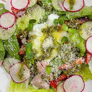 Салат с маринованным тунцом, овощами и яйцом пашот