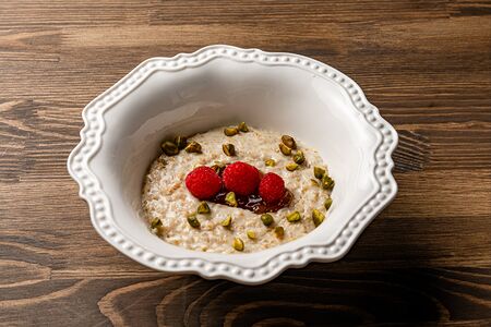 Овсяная каша с вареньем из инжира, с фисташкой и свежей ягодой