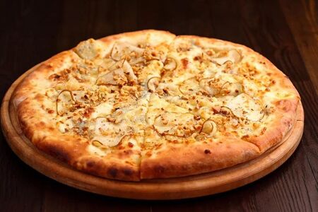 Хачапури с грушей и горгонзолой