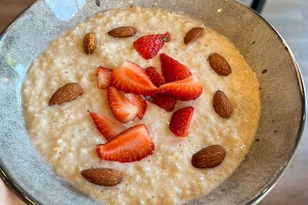 Овсяная каша с ягодами и орехами