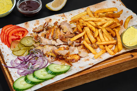 Донер с курицей на тарелке