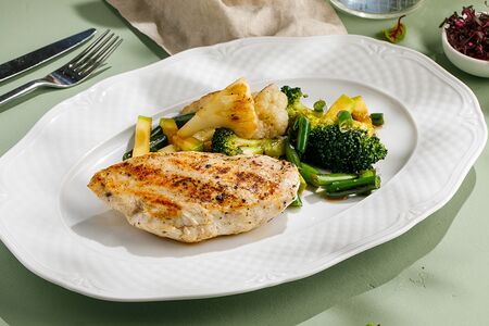 Куриная грудка гриль с соте из овощей