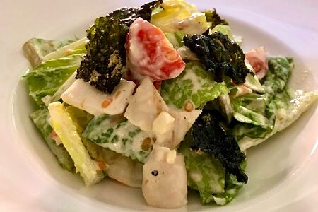 Римский салат с креветками и кальмарами 