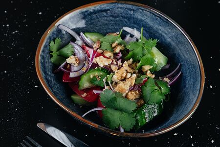 Салат овощной с грецким орехом