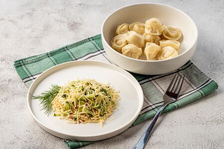 Пельмешки куриные отварные и салат Блондинка