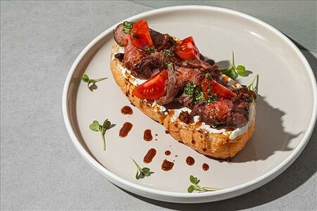 Брускетта с ростбифом и томатами