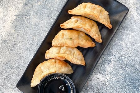 Обжаренные гедза с креветками и соевым соусом