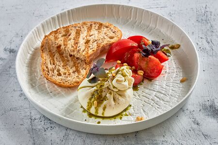 Буратта с розовыми томатами