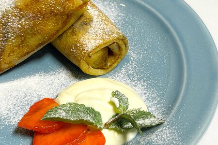 Фаршированные блины с творогом и сметаной