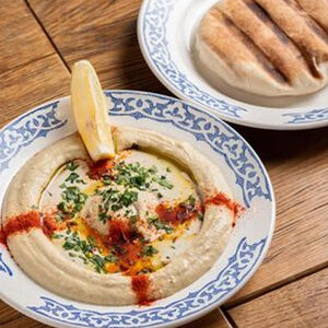 Хумус на тарелке с питой