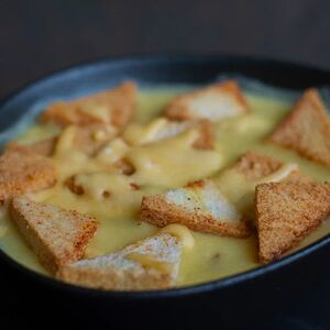 Луковый суп с сыром и гренками